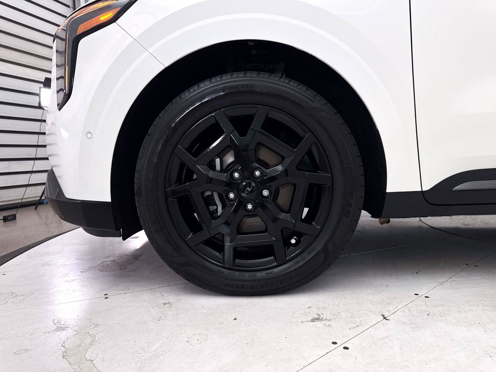 Certified 2025 Kia Carnival SX w/ SX Dark Edition Package FWD image 18
