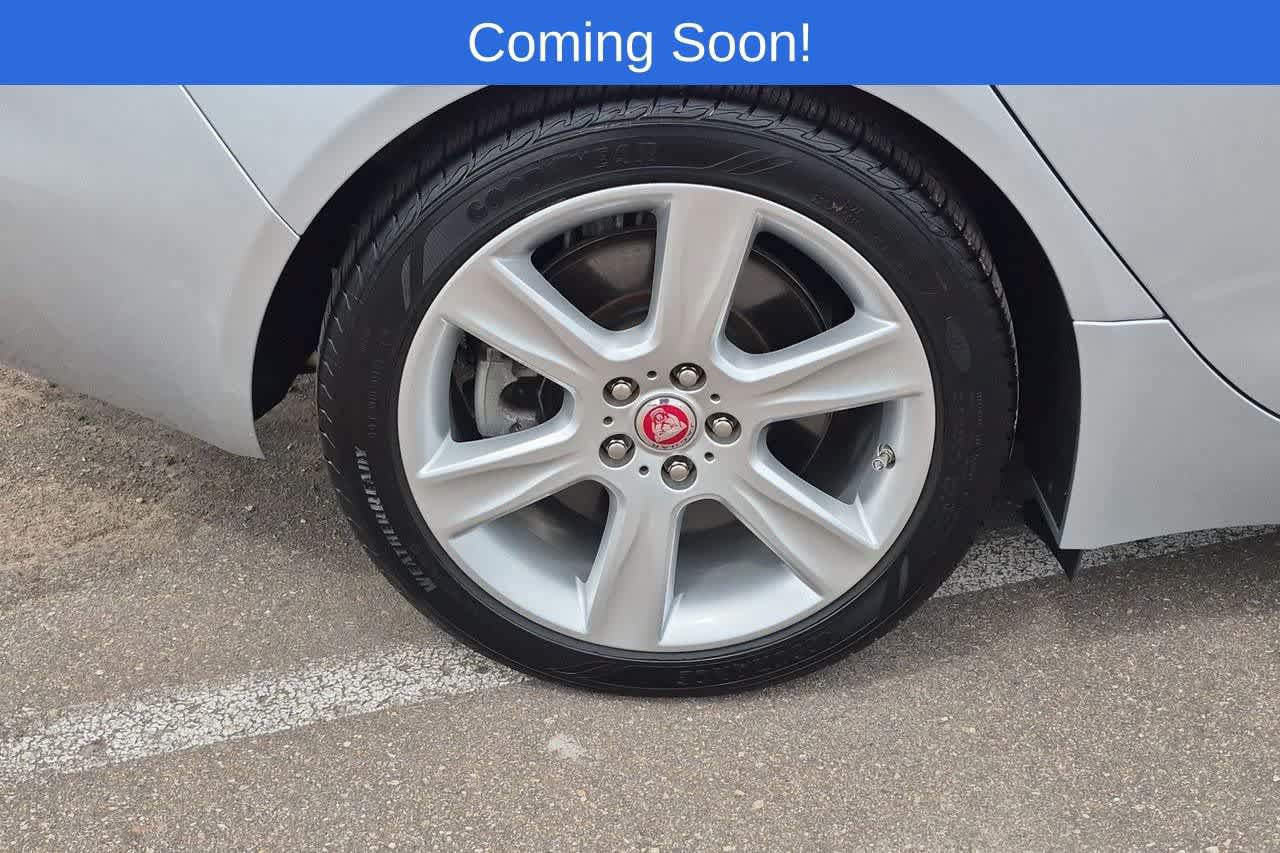 Used 2017 Jaguar XE Premium RWD image 13