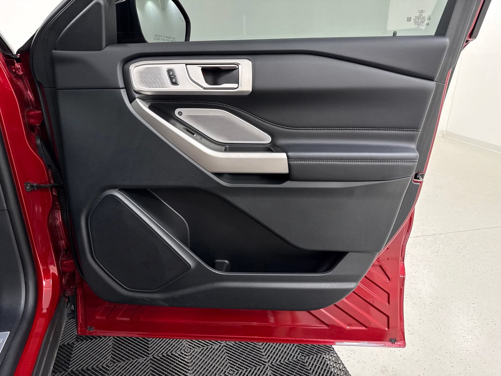 Used 2024 Ford Explorer Limited w/ Limited Technology Package RWD image 30