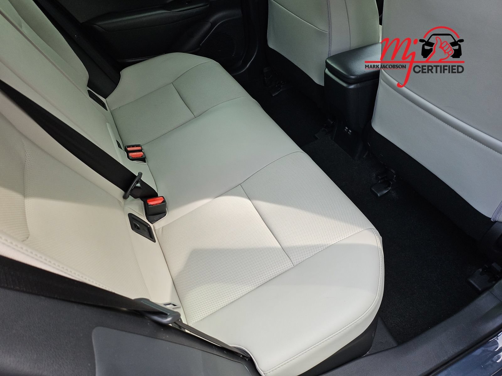 Used 2024 Toyota Prius XLE FWD image 32