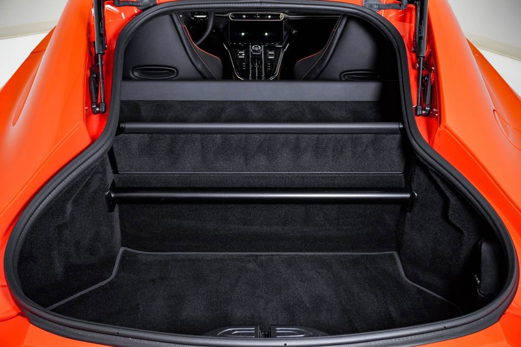 Used 2025 Aston Martin V8 Vantage Coupe image 31