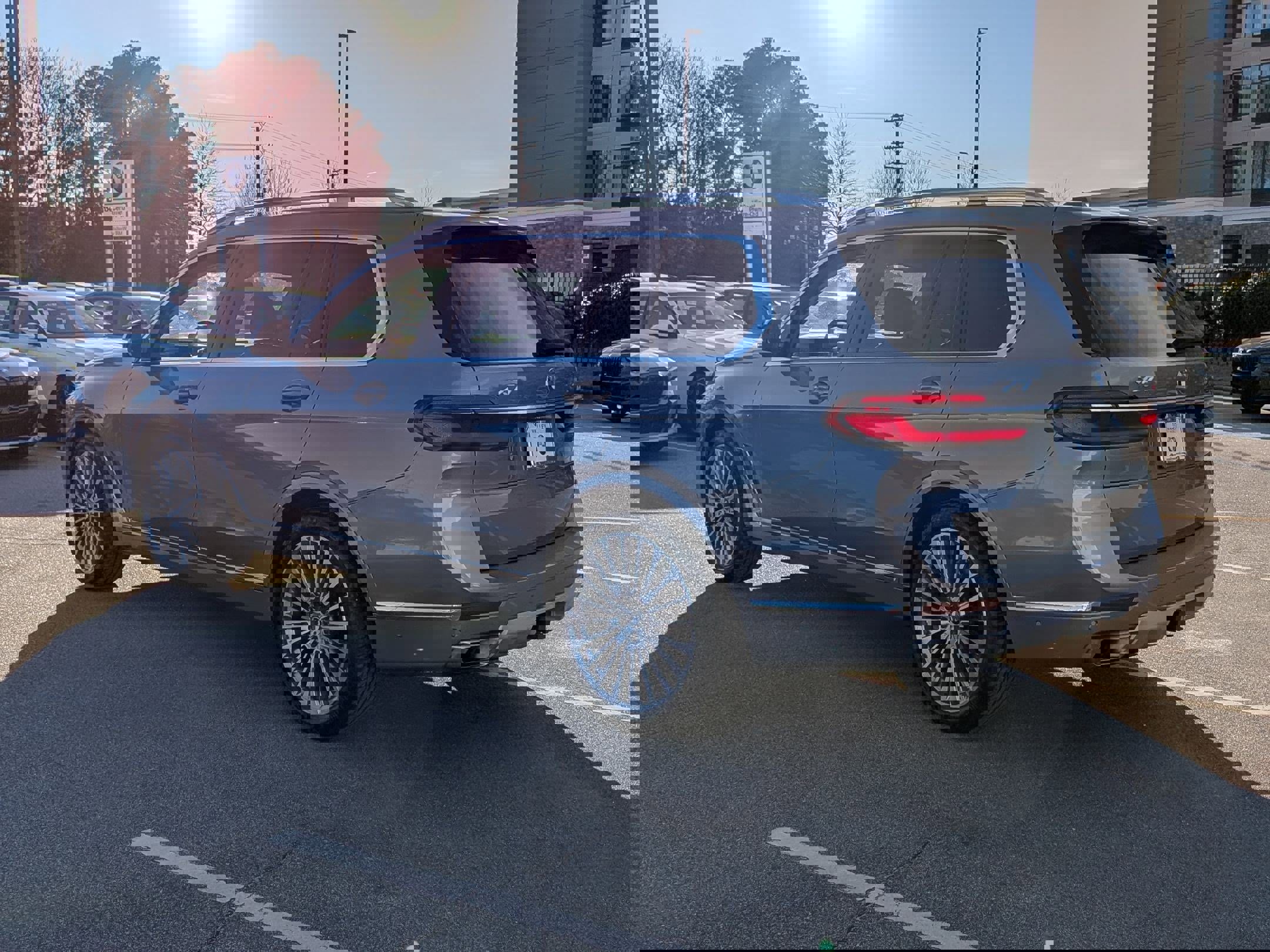 Used 2025 BMW X7 xDrive40i w/ Premium Package image 5