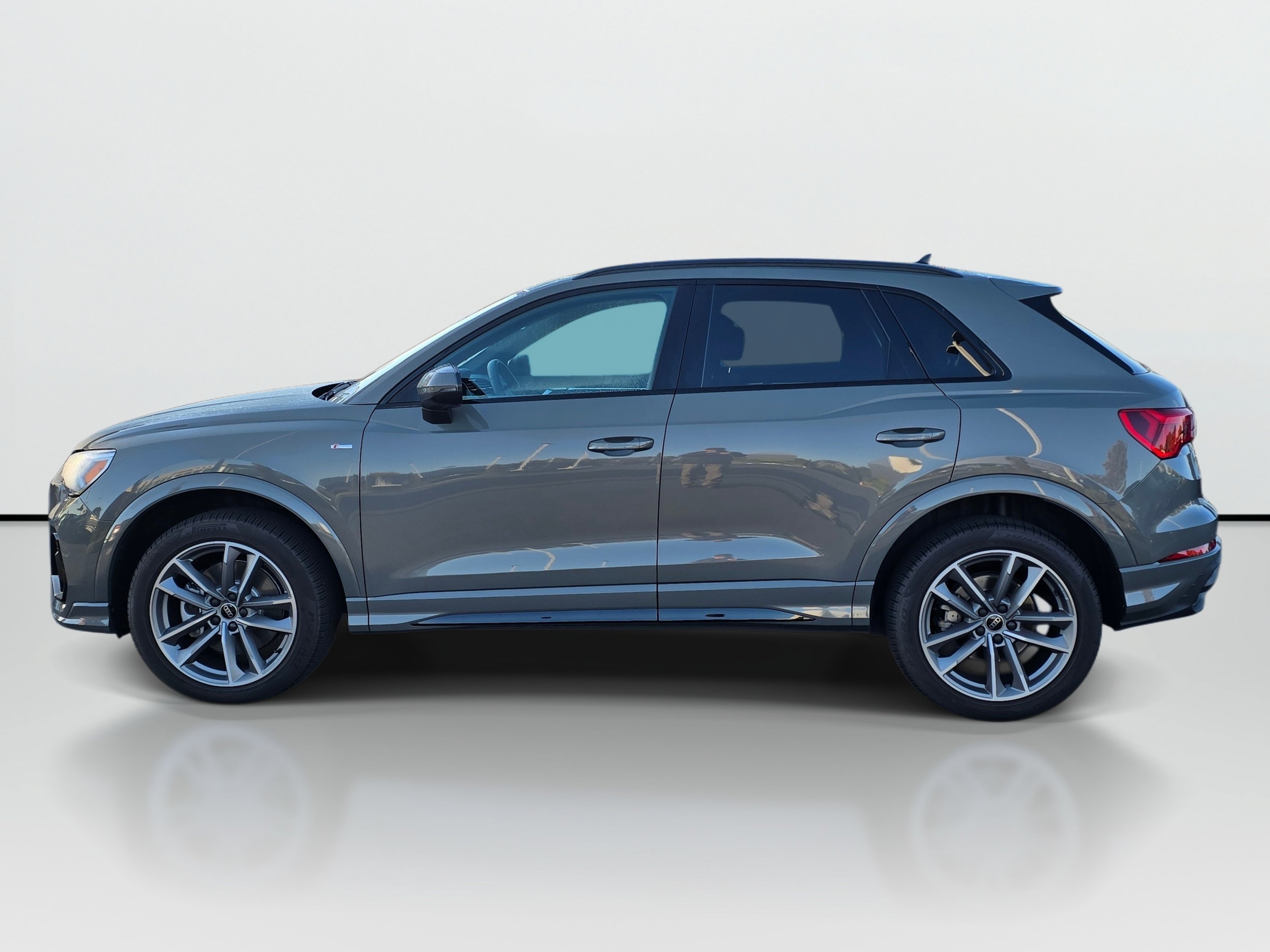 Certified 2025 Audi Q3 2.0T Premium AWD/4WD image 3