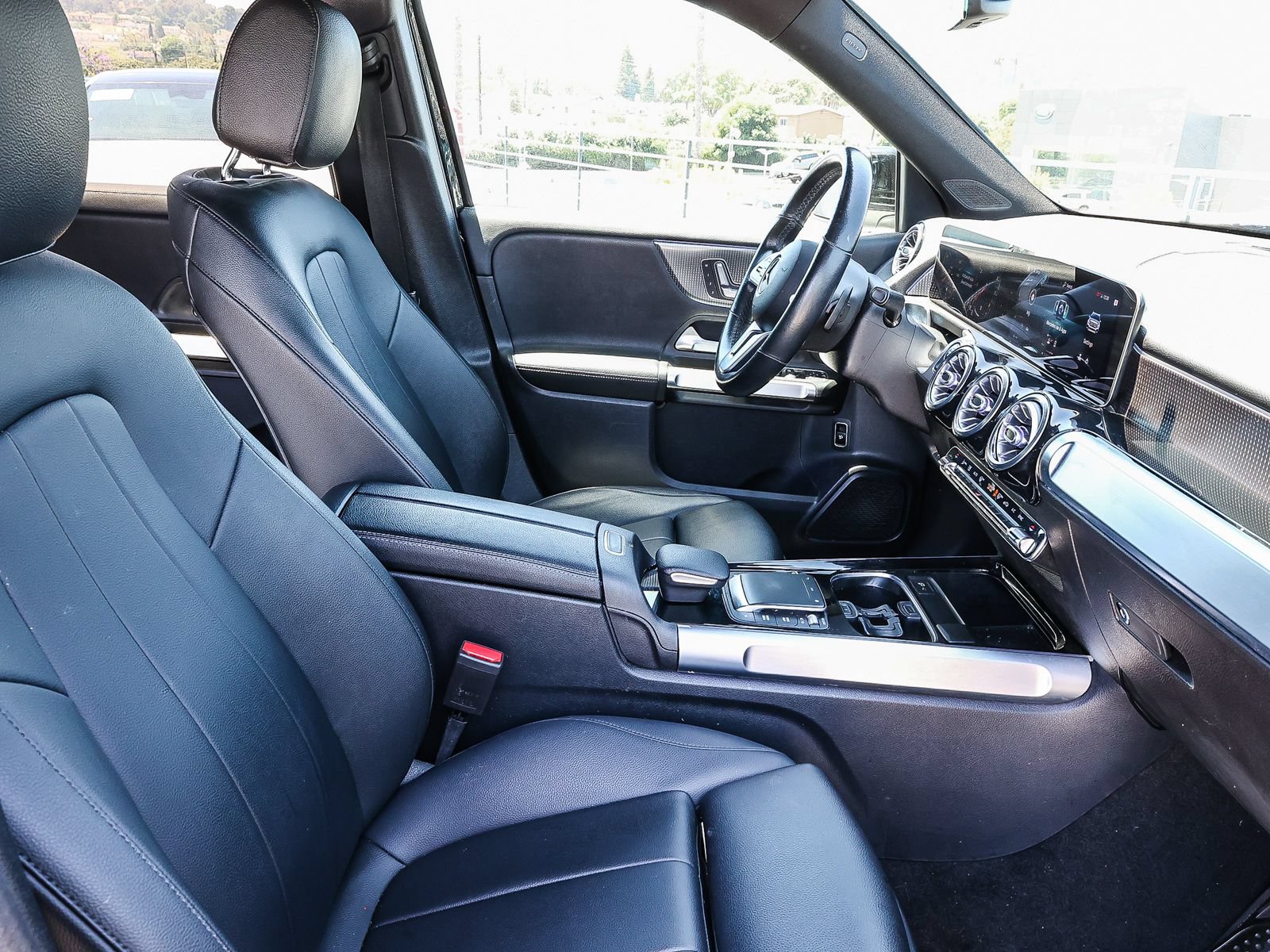 Used 2021 Mercedes-Benz GLB 250 w/ Premium Package image 18
