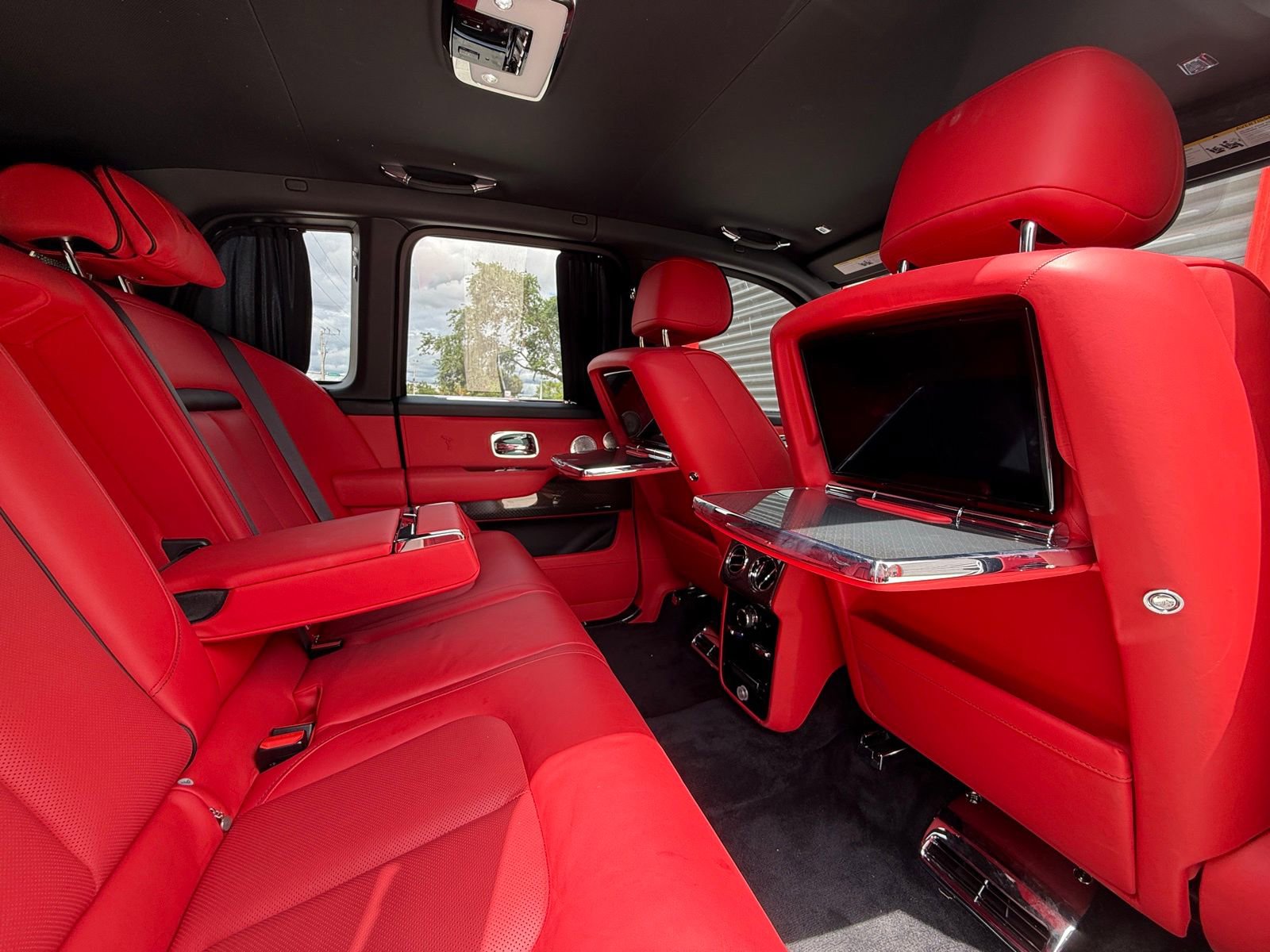 Used 2022 Rolls-Royce Cullinan Black Badge image 34