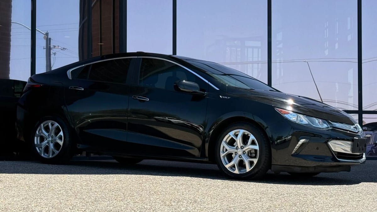 Used 2018 Chevrolet Volt Premier w/ Driver Confidence Package FWD image 16