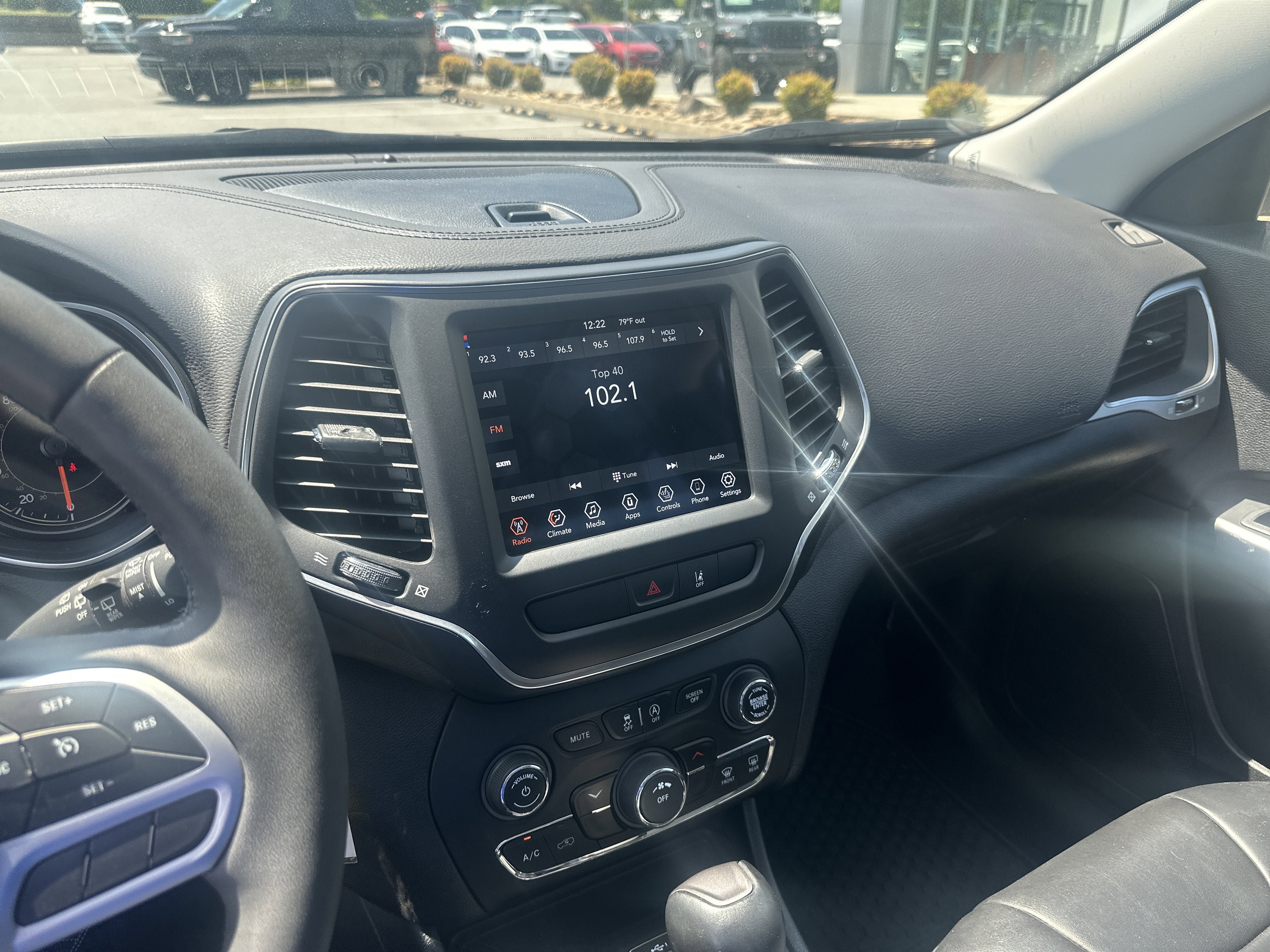 Used 2022 Jeep Cherokee Latitude w/ Sun & Sound Group AWD/4WD image 40