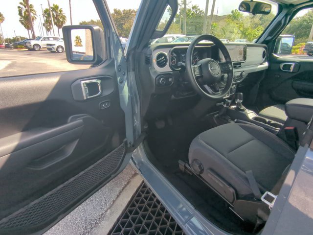 Used 2025 Jeep Wrangler Sport AWD/4WD image 17