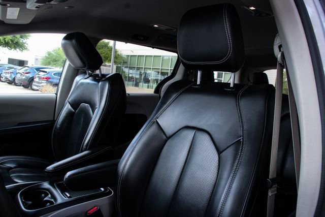 Used 2023 Chrysler Pacifica Touring-L image 11