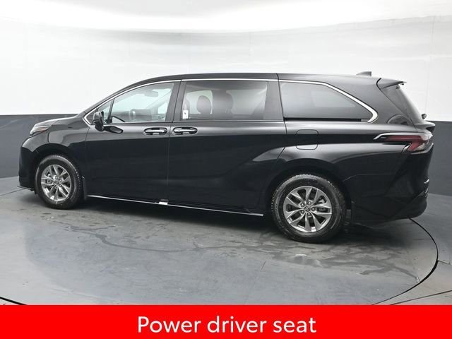 Used 2025 Toyota Sienna XLE image 4