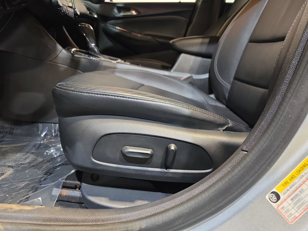 Used 2017 Chevrolet Cruze Premier FWD image 14