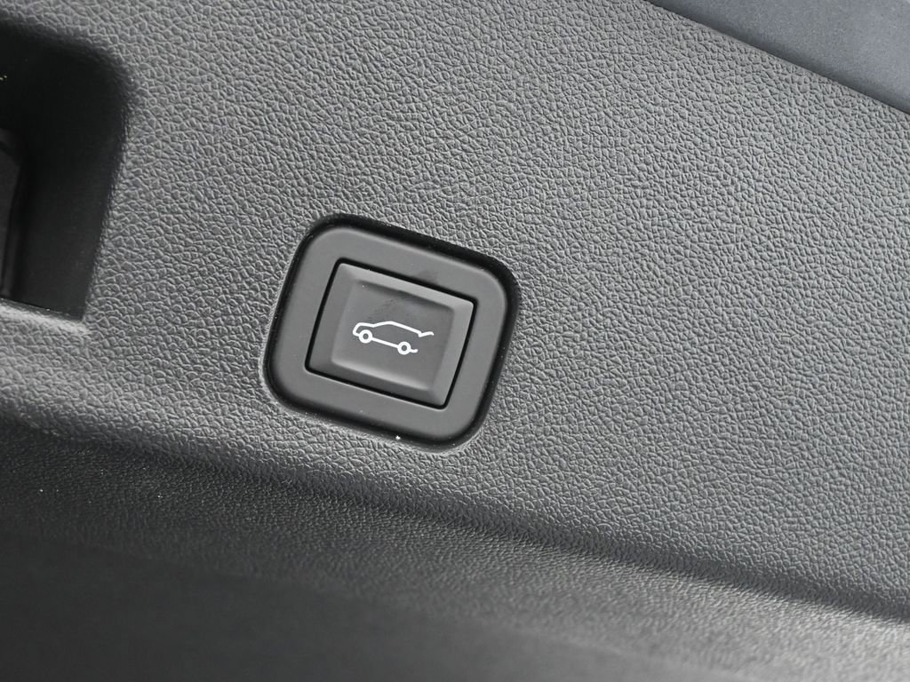 Used 2025 Chevrolet Traverse LT image 38