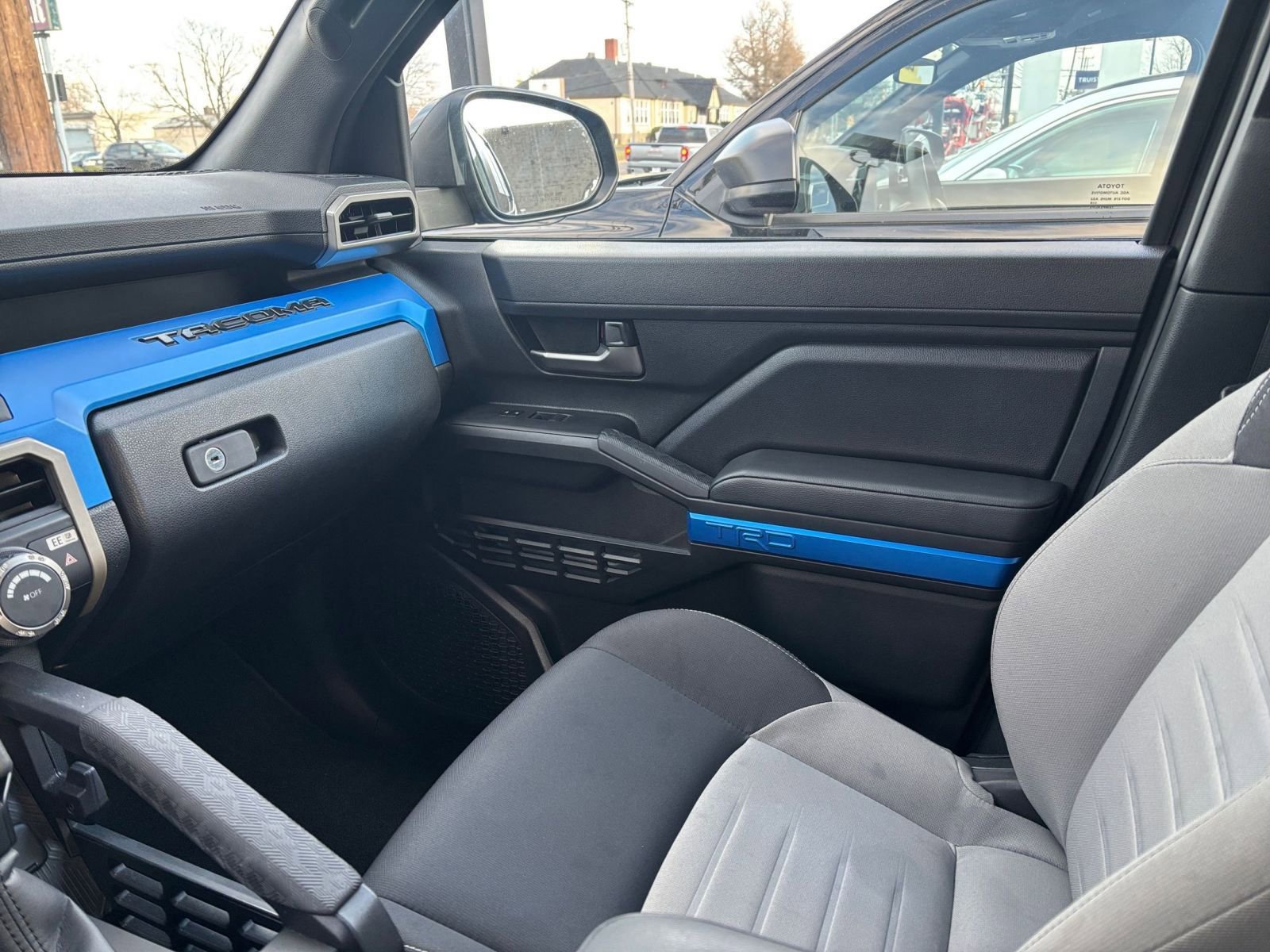 Used 2025 Toyota Tacoma SR image 34