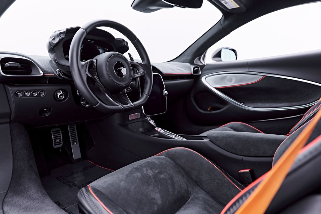 Used 2023 McLaren Artura RWD image 2
