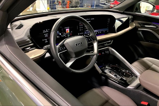 Used 2025 Audi Q5 Premium w/ Convenience Package AWD/4WD image 14