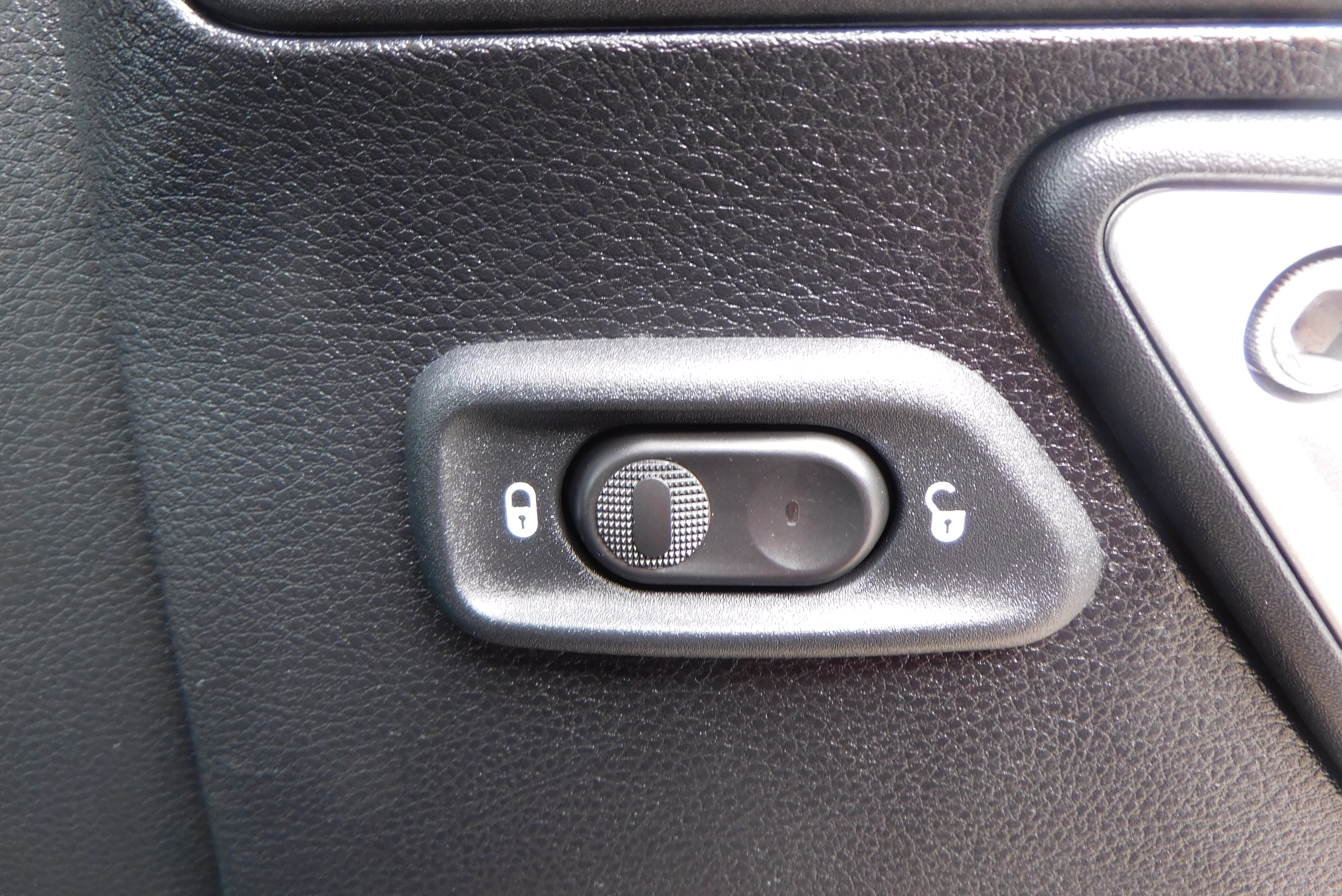 Used 2016 Jeep Wrangler Unlimited Rubicon image 36