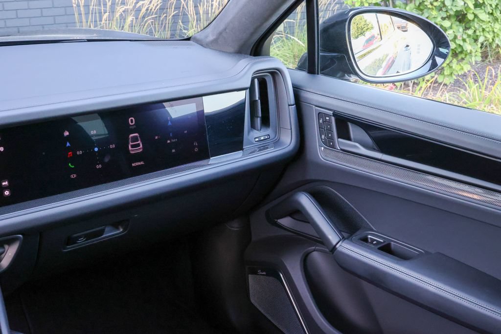 Certified 2025 Porsche Cayenne GTS AWD/4WD image 44