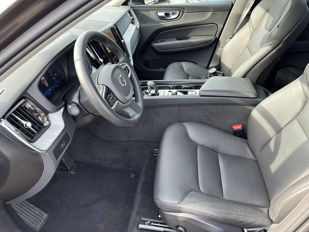Used 2025 Volvo XC60 B5 Plus image 17
