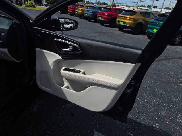 Used 2016 Chrysler 200 Limited FWD image 33