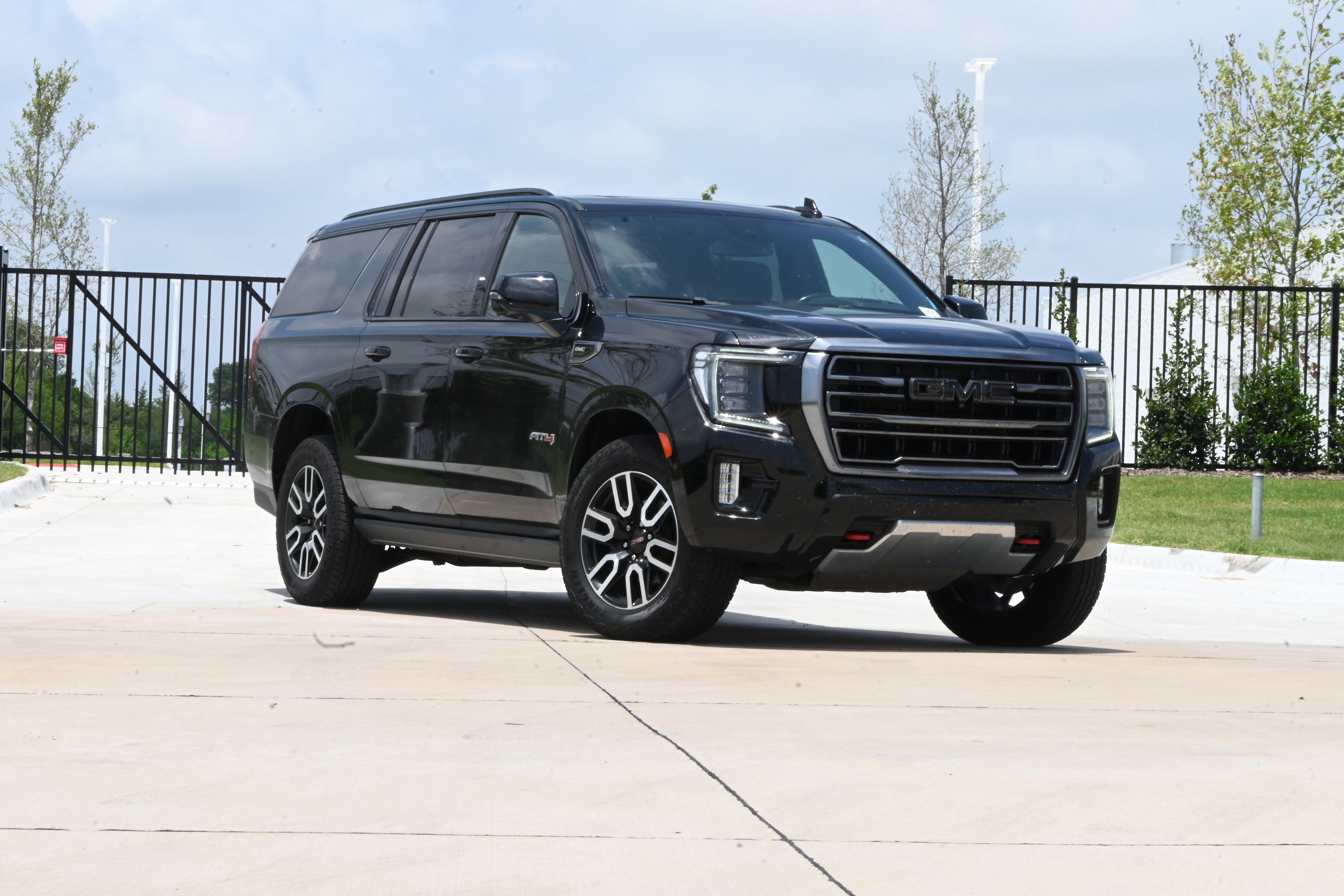 Used 2023 GMC Yukon XL AT4 w/ AT4 Premium Package AWD/4WD image 2