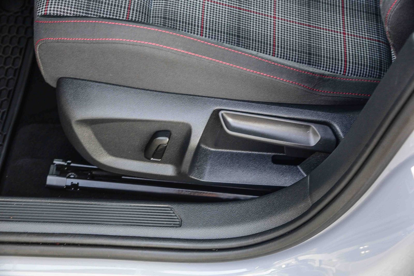 Used 2022 Volkswagen GTI SE image 26