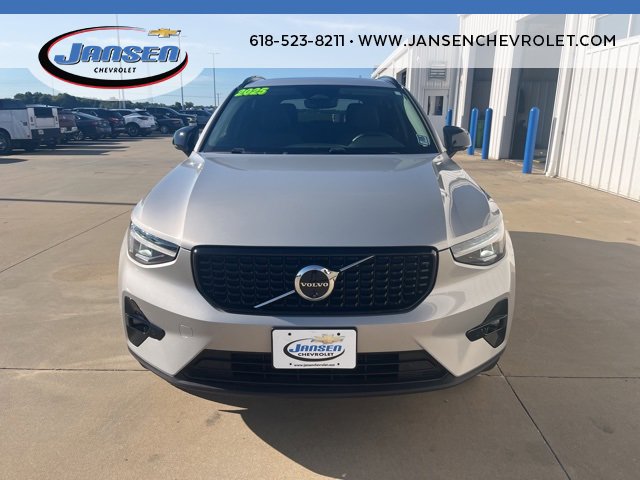 Used 2025 Volvo XC40 B5 Plus image 2