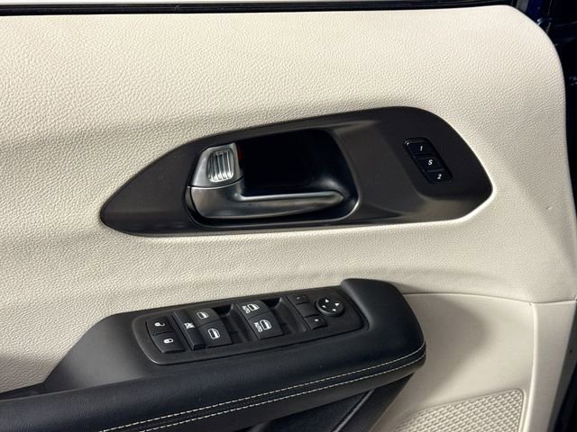 Used 2023 Chrysler Pacifica Touring-L image 22