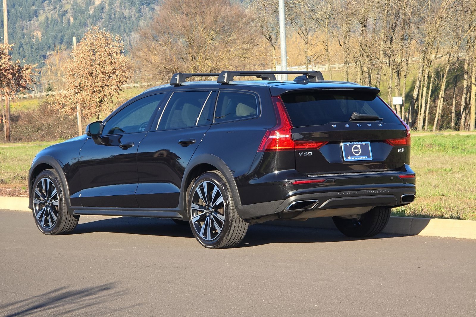 Used 2022 Volvo V60 T5 Cross Country w/ Advanced Package image 5