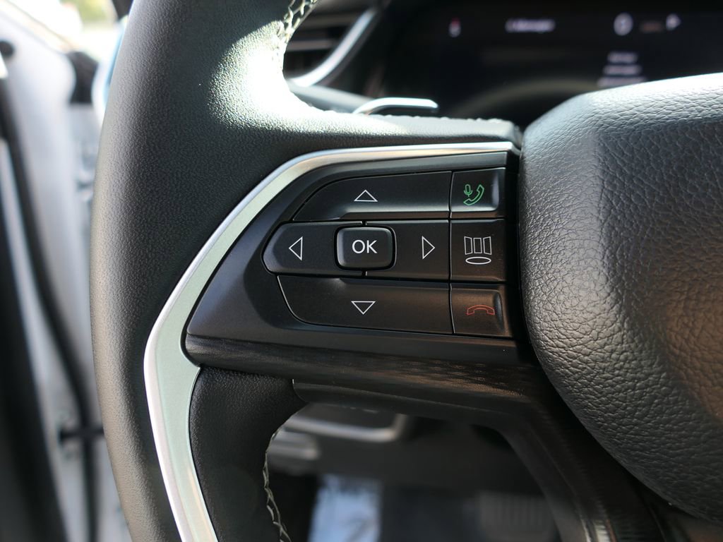 Used 2024 Jeep Grand Cherokee Laredo X image 12