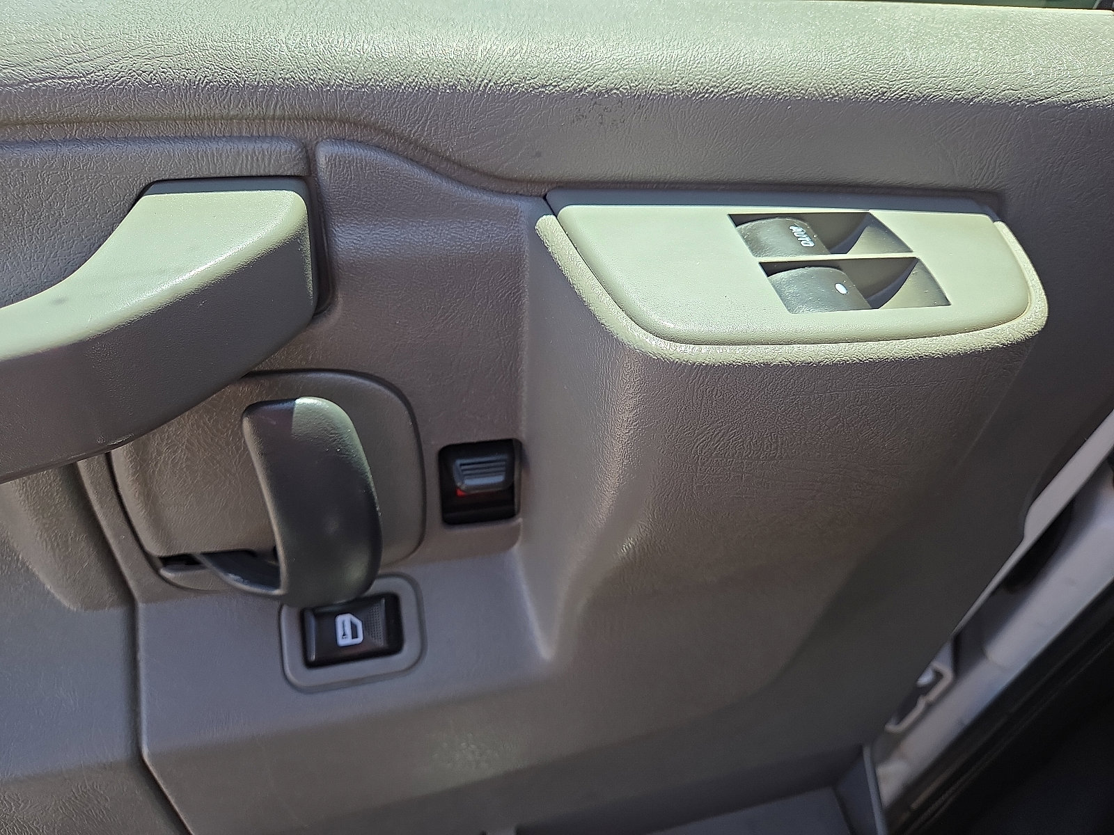 Used 2016 Chevrolet Express 2500 RWD image 14
