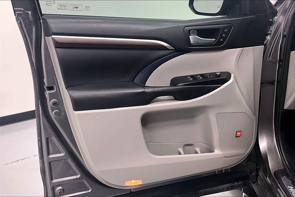 Used 2016 Toyota Highlander Limited Platinum image 14
