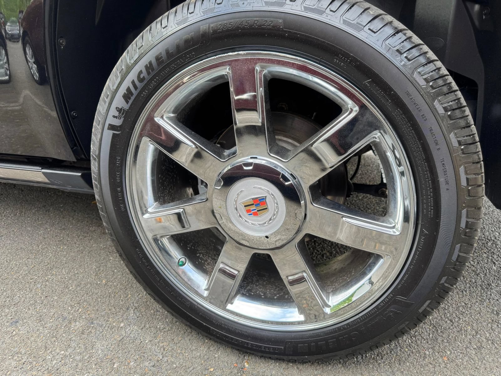 Used 2011 Cadillac Escalade Premium AWD/4WD image 29