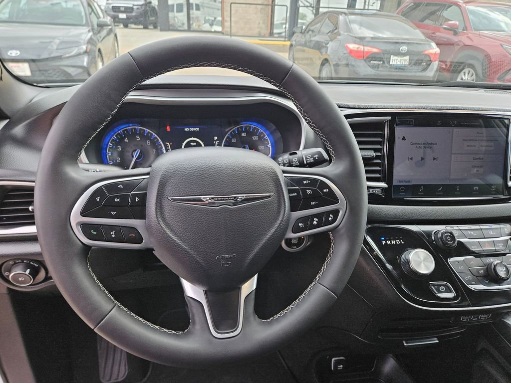 Used 2025 Chrysler Pacifica Select image 17