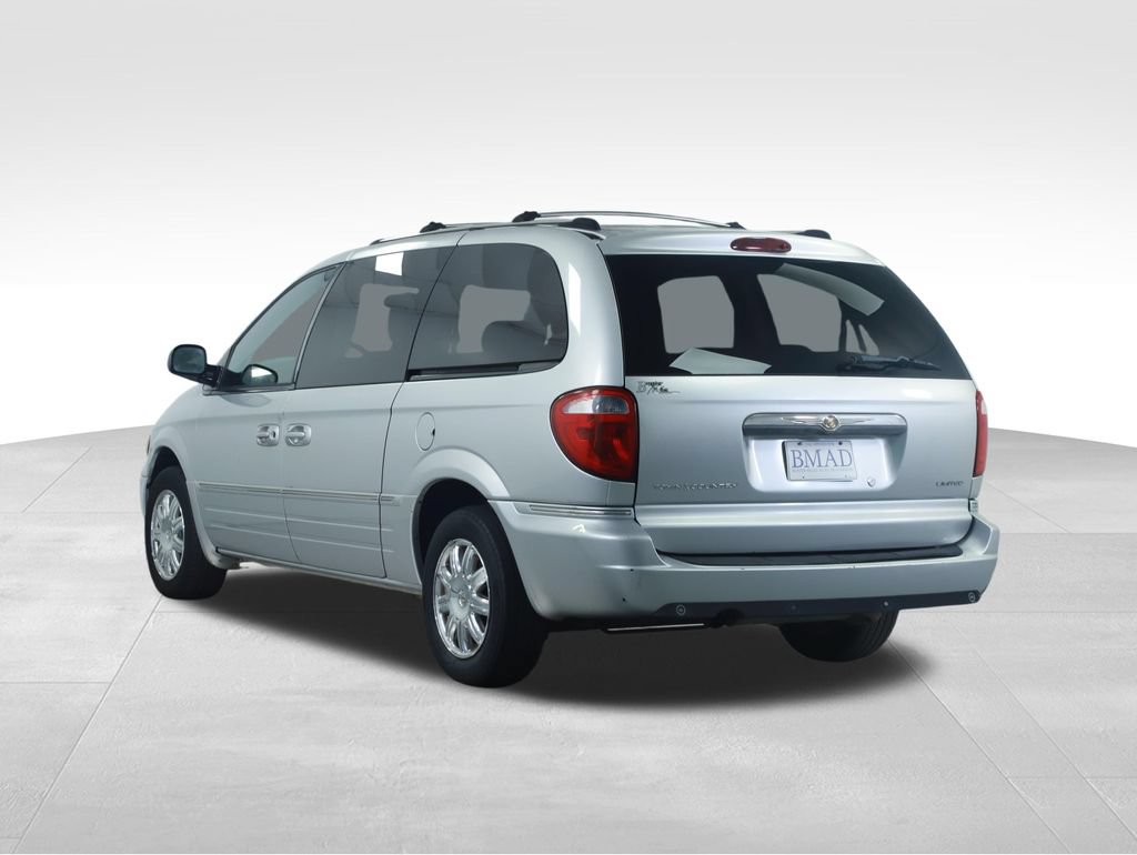 Used 2005 Chrysler Town & Country Limited FWD image 10