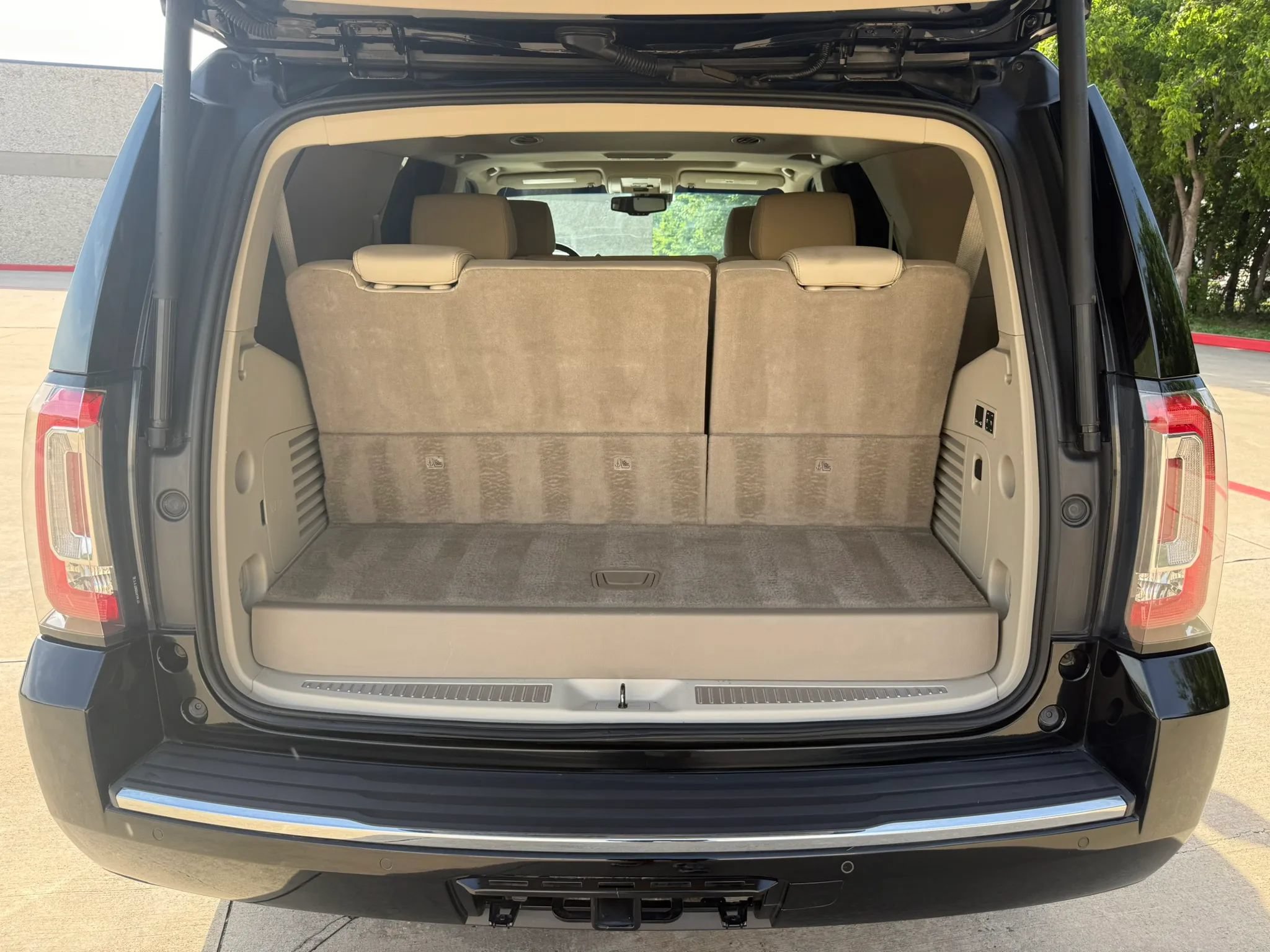 Used 2017 GMC Yukon Denali AWD/4WD image 5