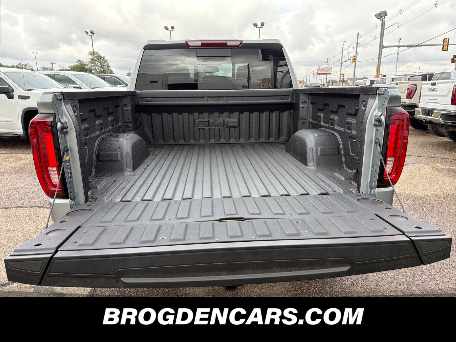 New 2026 GMC Sierra 1500 SLT AWD/4WD image 9
