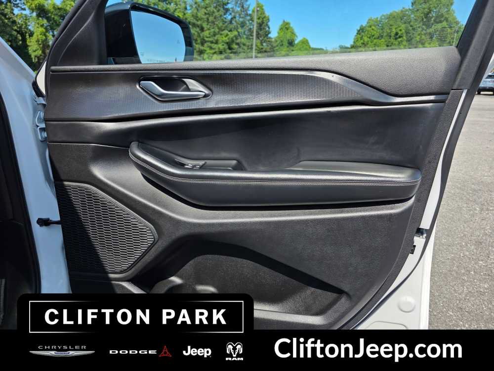 Used 2023 Jeep Grand Cherokee Altitude AWD/4WD image 14