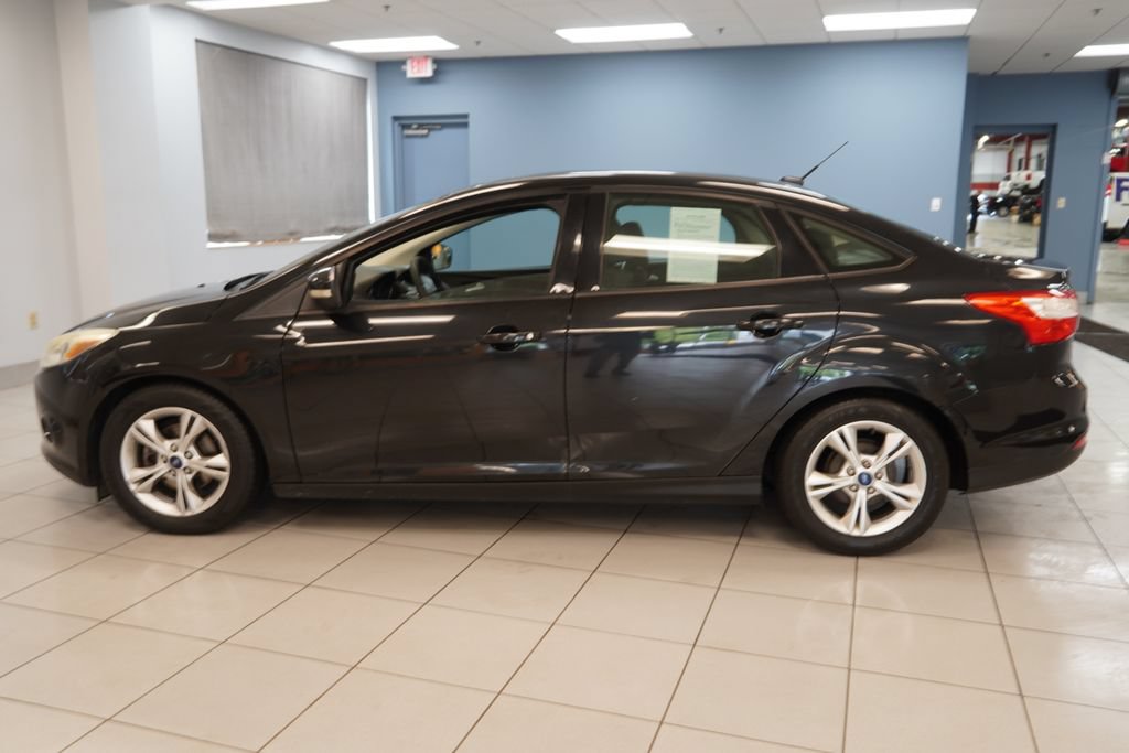 Used 2014 Ford Focus SE w/ SE Winter Package FWD image 2