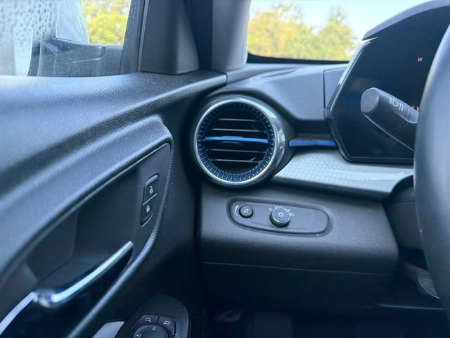 Used 2024 Chevrolet Trax LT w/ Sunroof Package FWD image 12