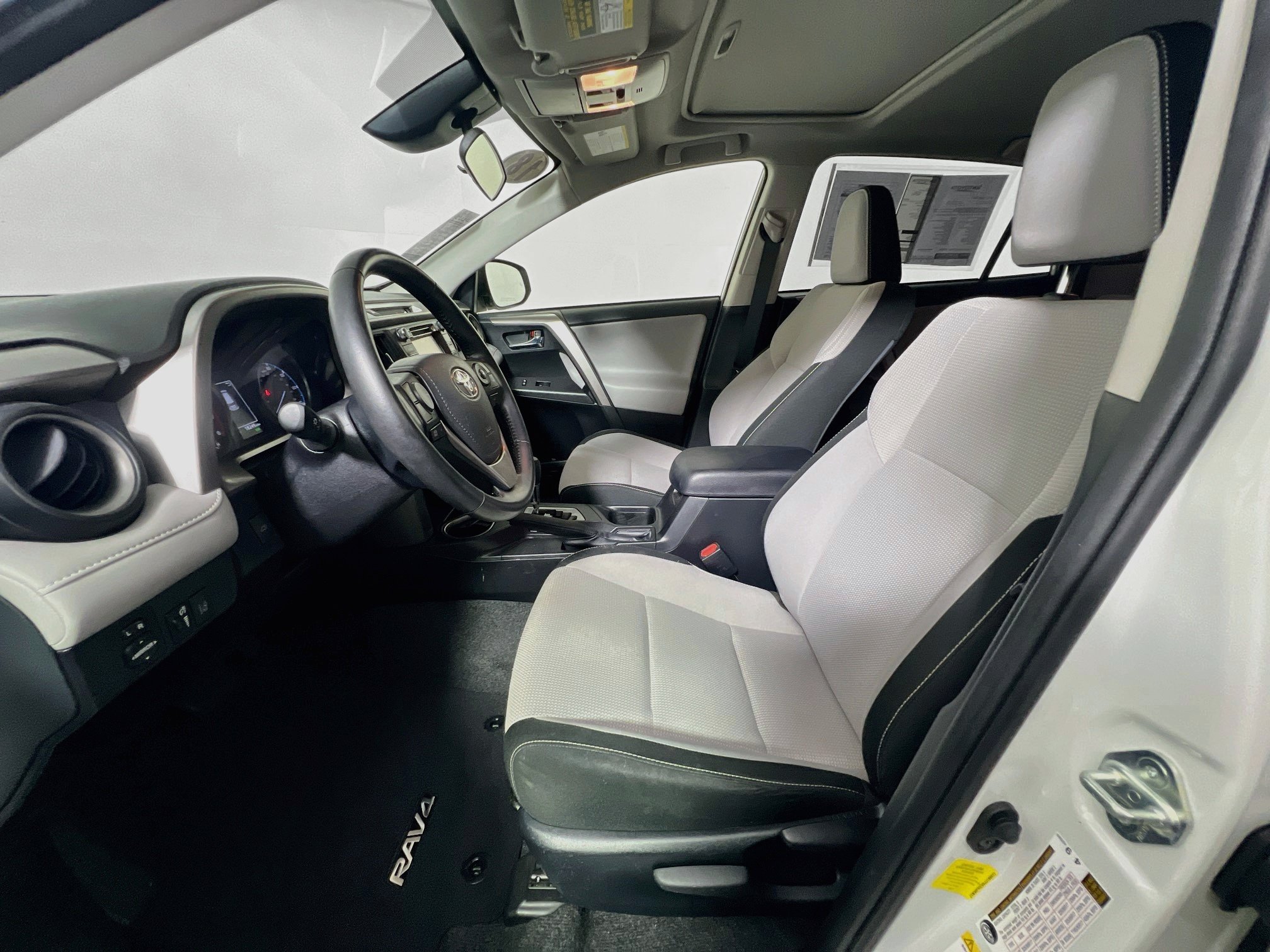 Used 2018 Toyota RAV4 XLE FWD image 14