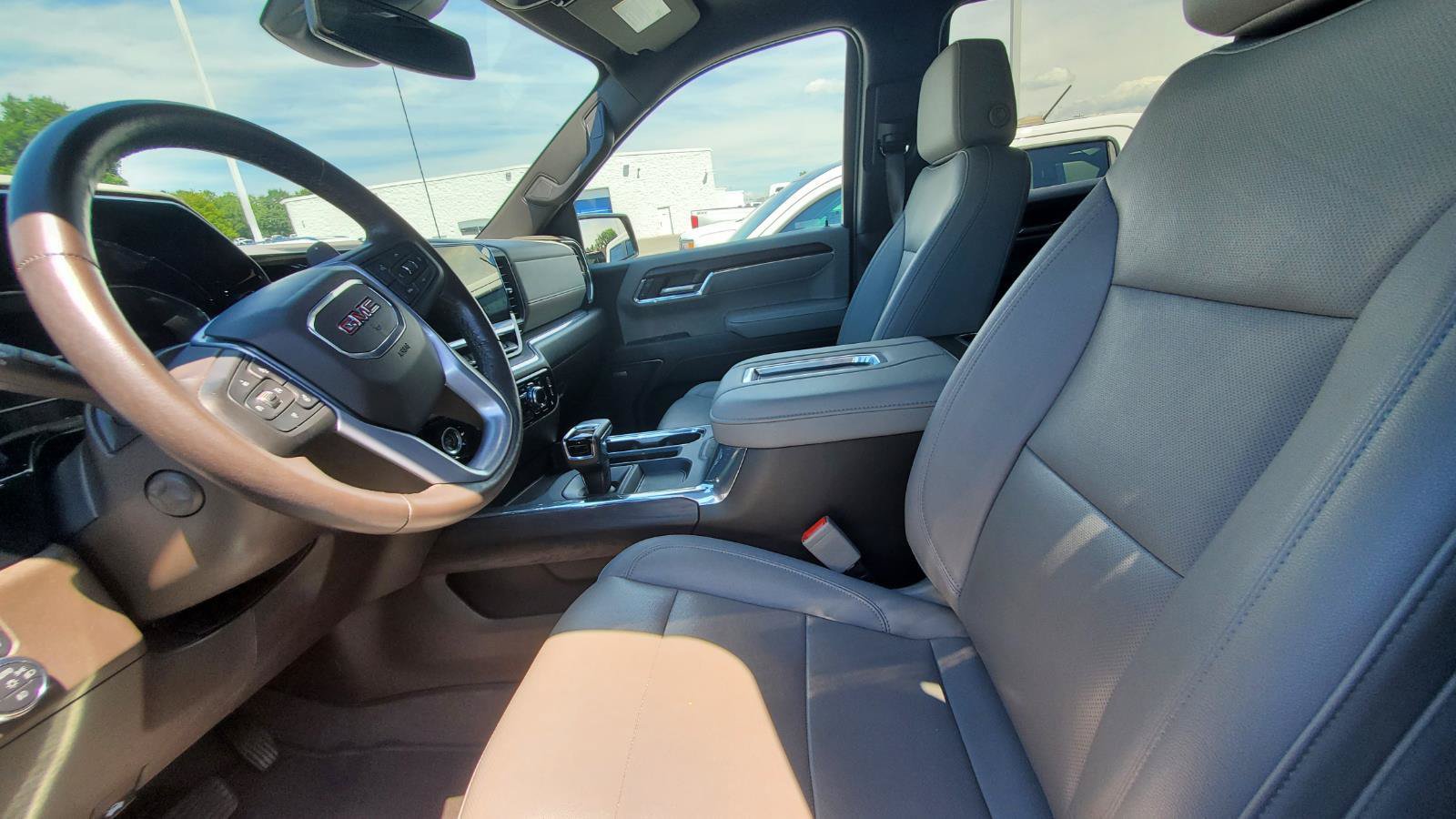 Used 2022 GMC Sierra 1500 SLT w/ SLT Convenience Package AWD/4WD image 3