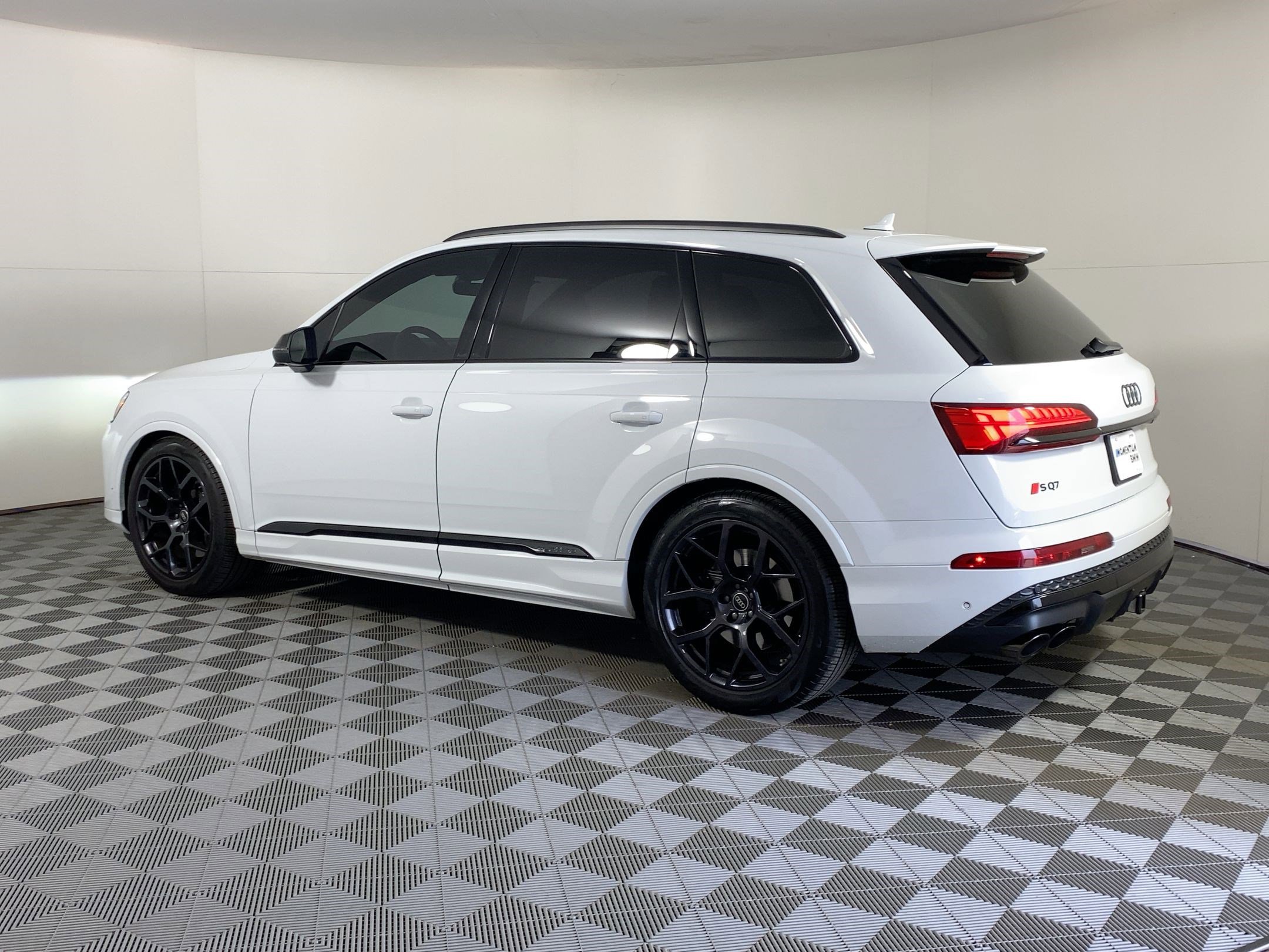 Used 2025 Audi SQ7 Premium Plus w/ Executive Package image 3