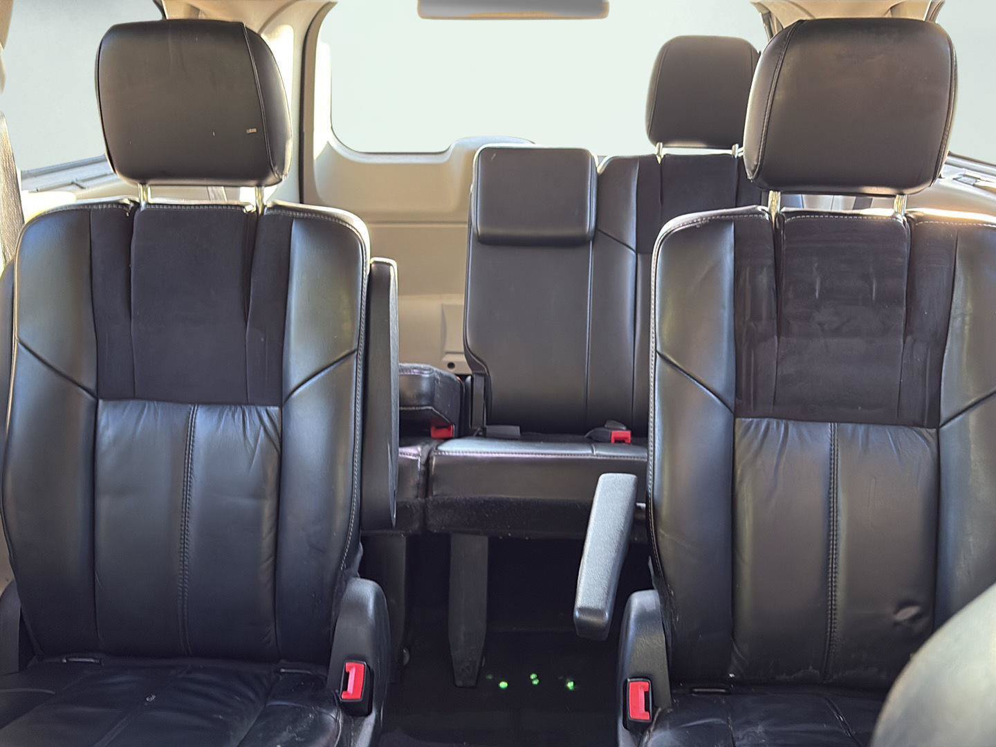 Used 2015 Chrysler Town & Country Limited Platinum w/ Trailer Tow Group FWD image 4