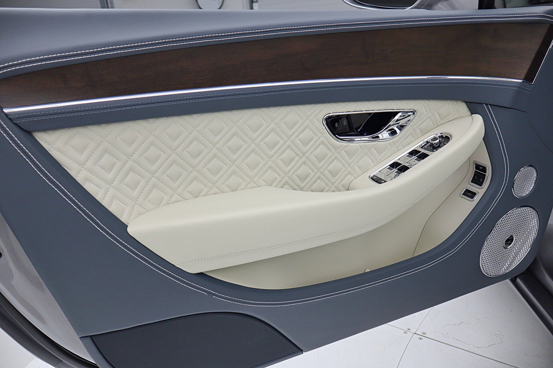 Used 2023 Bentley Continental GT Azure image 53