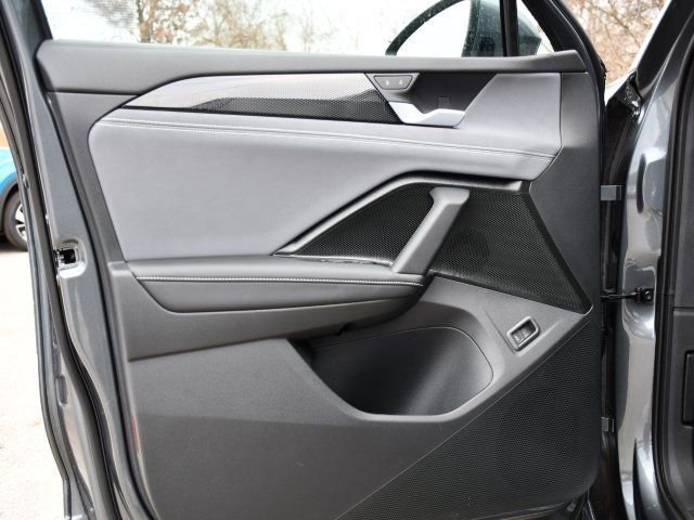 New 2026 Volkswagen Tiguan SE FWD image 10