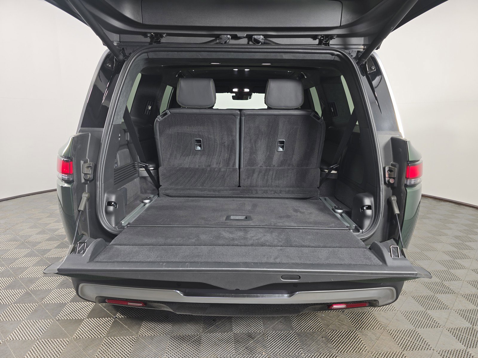 Used 2024 Rivian R1S Adventure AWD/4WD image 15