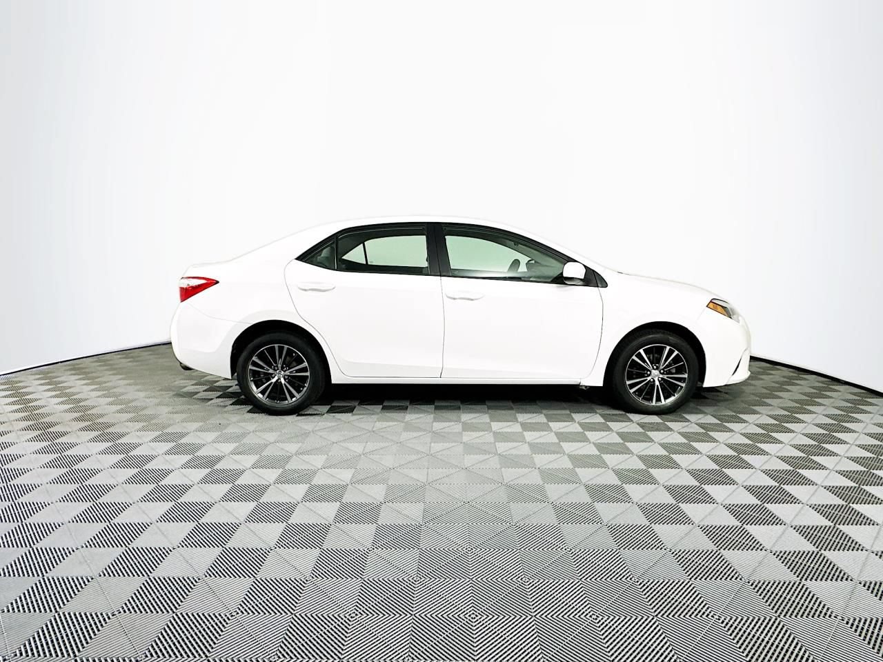 Used 2016 Toyota Corolla LE FWD image 7