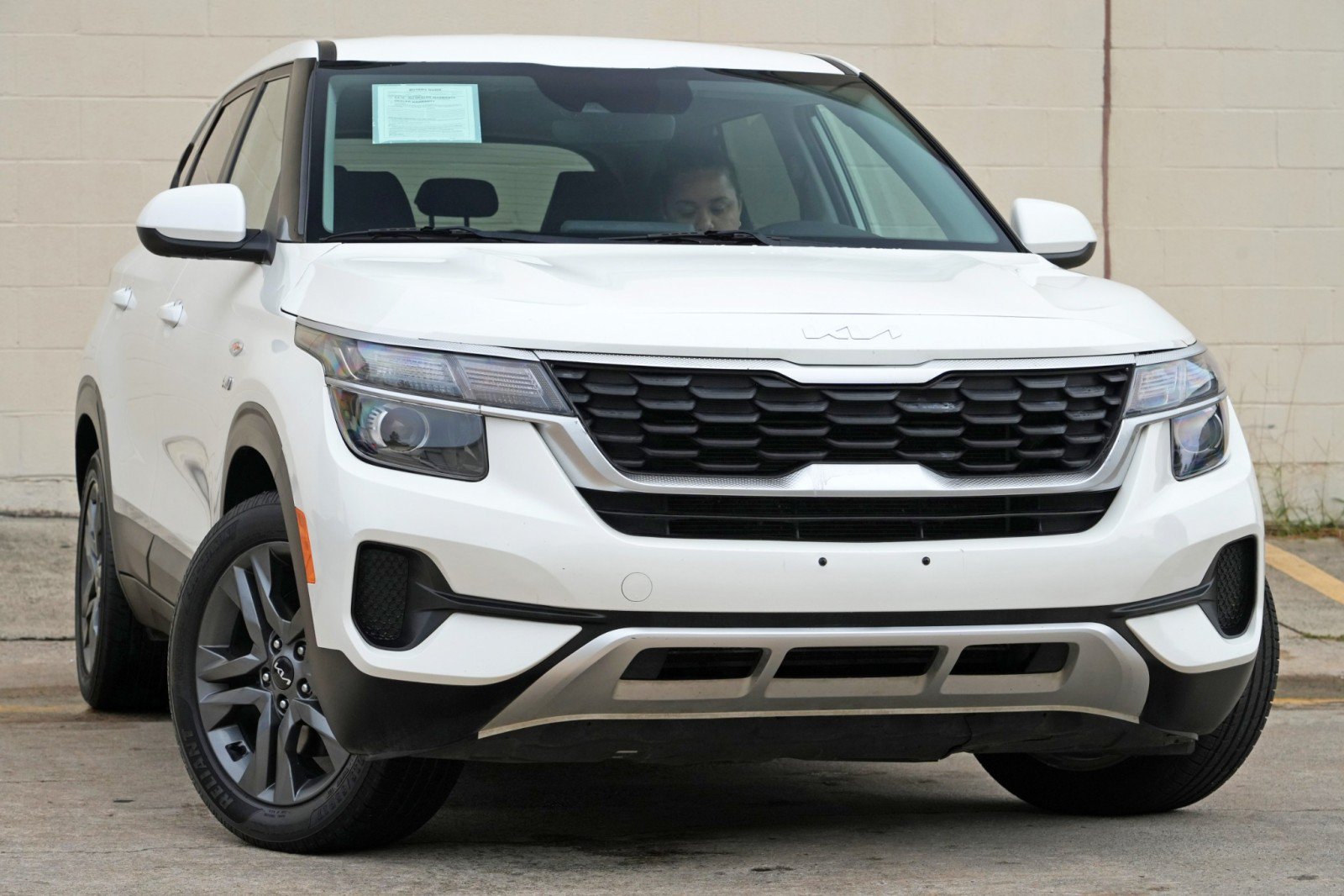Used 2023 Kia Seltos LX AWD/4WD image 2