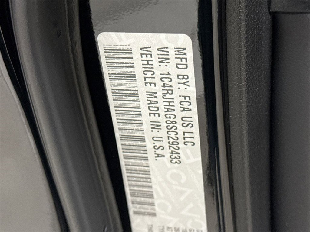 Used 2025 Jeep Grand Cherokee Laredo X w/ Luxury Tech Group I image 28