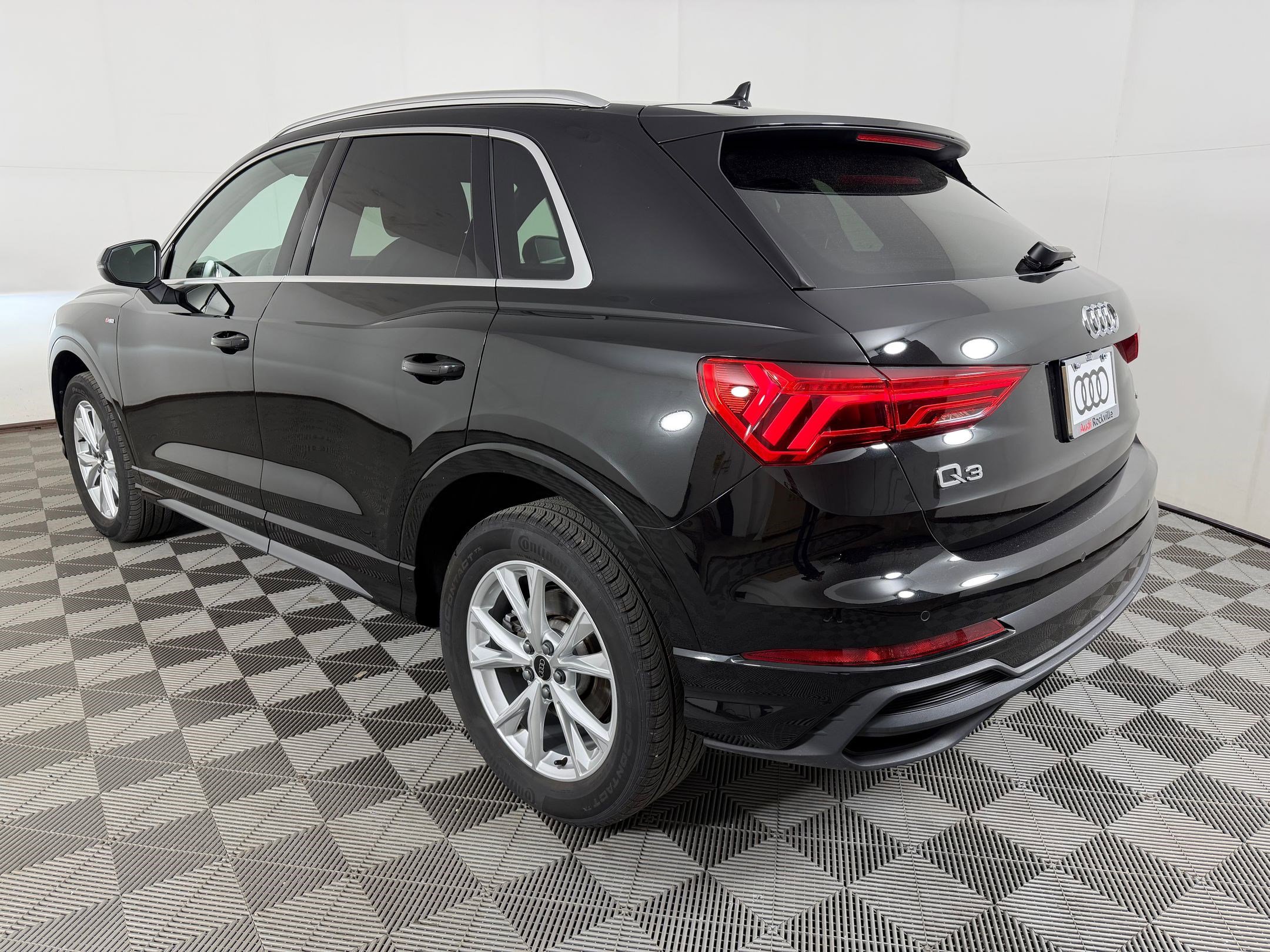 Certified 2025 Audi Q3 2.0T Premium w/ Convenience Package AWD/4WD image 3